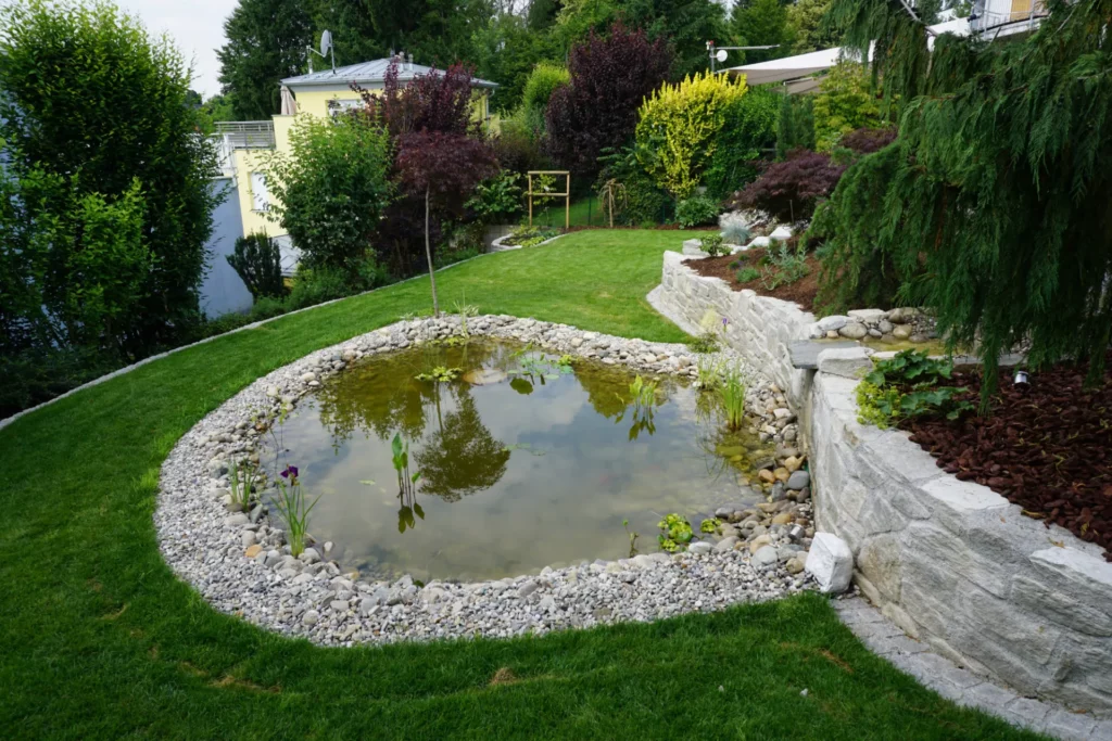 Gartengestaltung vom Profi: Biotop mit Wasserfall