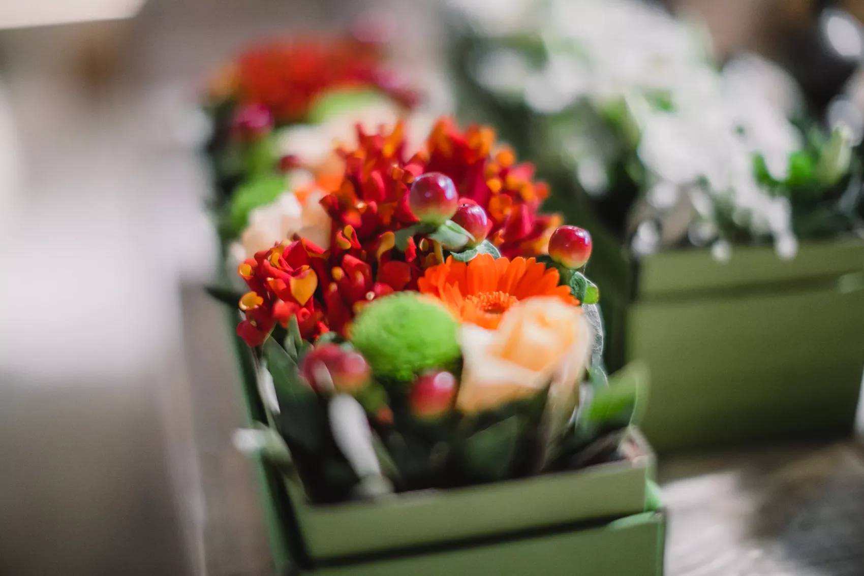 LÃ¤ngliche Blumenbox in Orange- und RottÃ¶nen