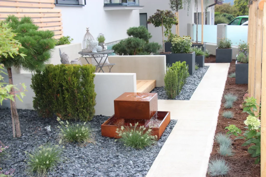 Gartengestaltung planen: Stein und Pflanzen im Garten