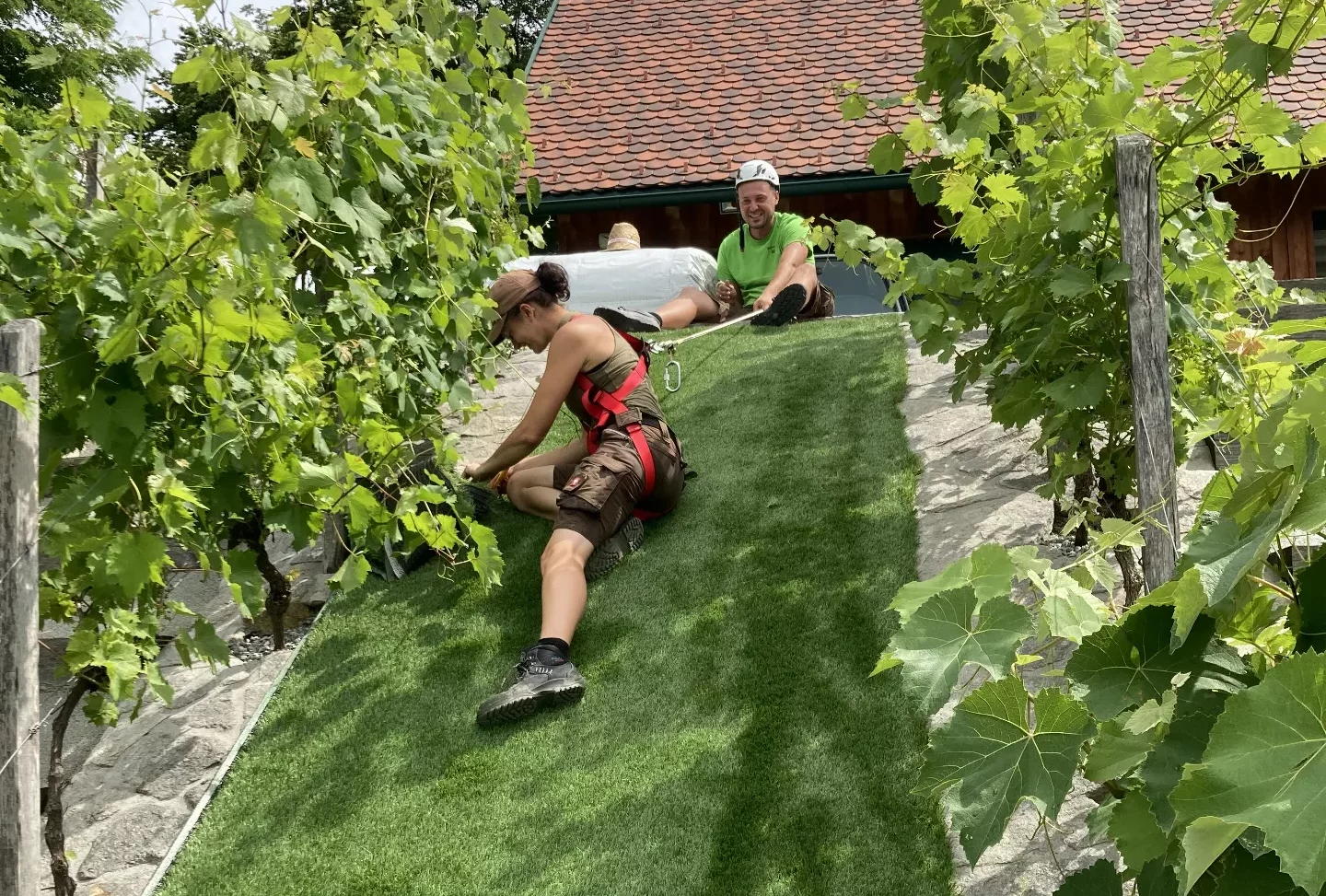 Eine Person, die auf dem Boden im Gras liegt