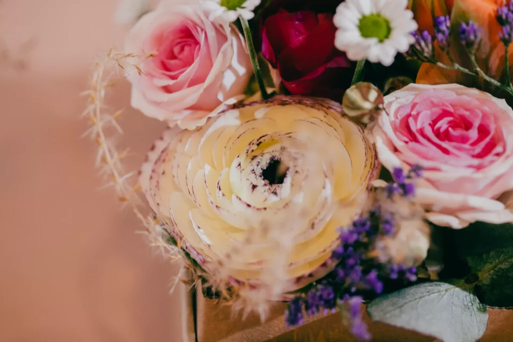 Rosen und weitere Blumen in einer Blumenbox