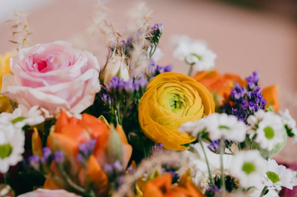 Blumenbox mit bunten sommerlichen Blumen