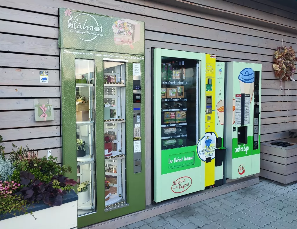 Drei Selbstbedienungs-Automaten fÃ¼r Blumen und regionale Produkte