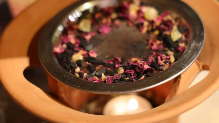 Getrocknete BlÃ¼ten auf einem RÃ¤ucherofen