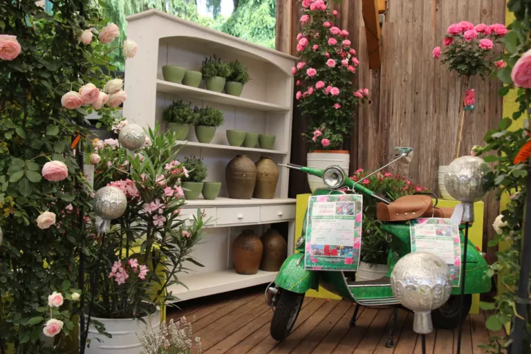 Ein grÃ¼ner Roller parkte vor einem Blumenladen
